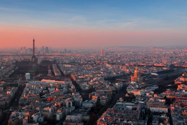 Vue aérienne de Paris avec la tour Eiffel et les Invalides au coucher du soleil