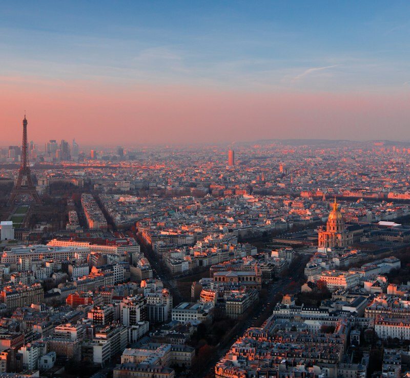 Vue aérienne de Paris avec la tour Eiffel et les Invalides au coucher du soleil